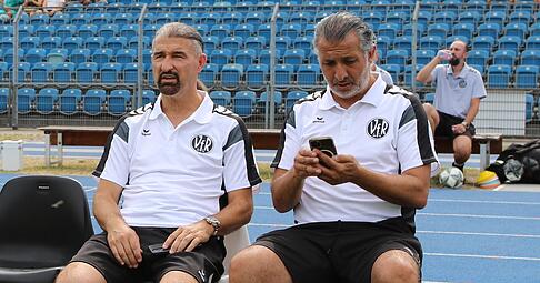 Zdenko Juric (links), Teammanager und Interimstrainer des VfR Heilbronn in Personalunion, und Klubchef Onur Celik.