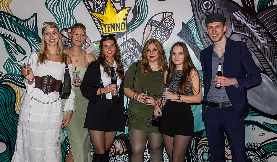 Schick, aber ohne offensichtliche Verkleidung: Auch so kann bei der Halloween-Party in Heilbronn gefeiert werden.