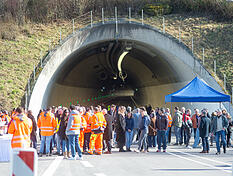 Zahlreiche geladene G&auml;ste kamen zur offiziellen Inbetriebnahme des Schemelsbergtunnels am Donnerstagvormittag, 26. Februar.