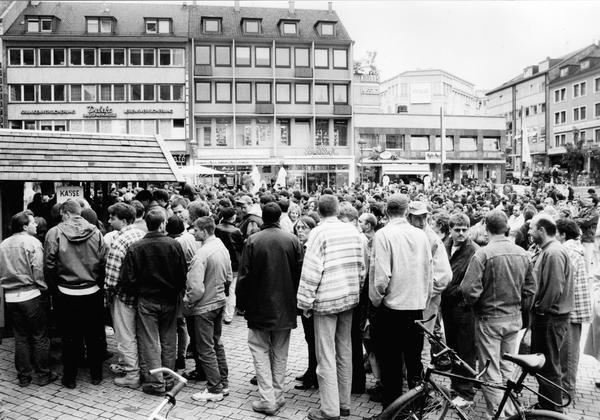 1996. Kartenvorverkauf für die Kulturtage im Ticket-Shop auf dem Kiliansplatz beginnt. Besucher stehen dafür Schlange.