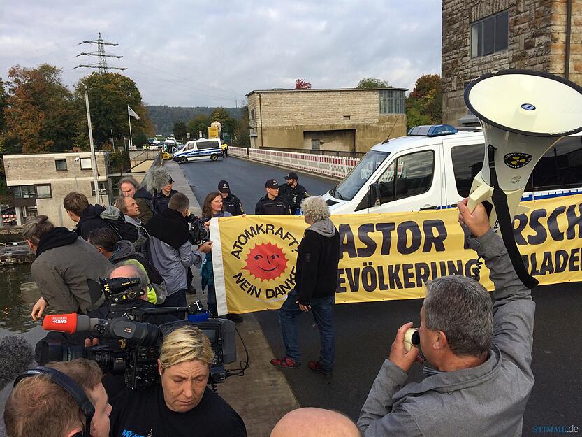 AKW-Gegner demonstrieren während des dritten Castor-Transports an der Schleuse Gundelsheim.