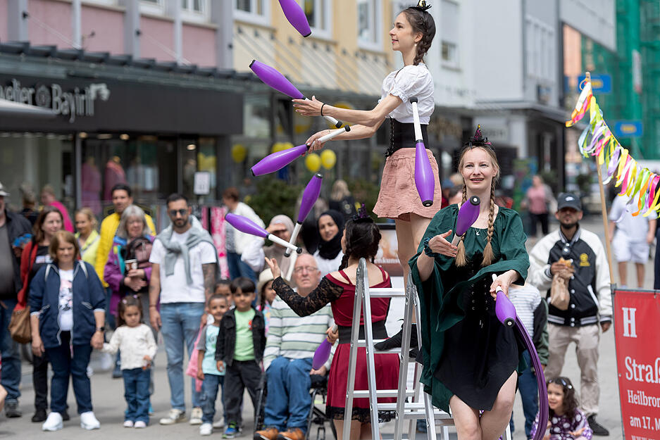 Am Samstag bleiben in der Heilbronner Innenstadt immer wieder die Fußgänger stehen um staunend das Repertoire der Straßenkünstler zu bewundern.