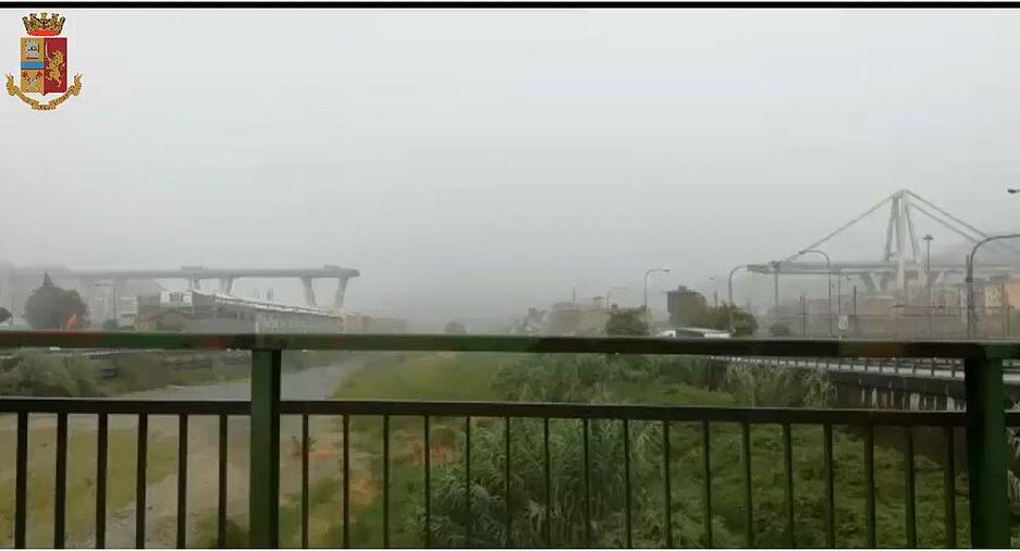 Die Br&uuml;cke st&uuml;rzte in mehr als 40 Metern H&ouml;he auf einem St&uuml;ck von um die 100 Meter ein.