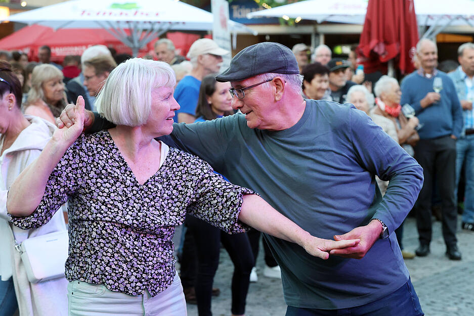 Manche Gäste werden von der Musik auf dem Heilbronner Weindorf zum Tanzen motiviert.