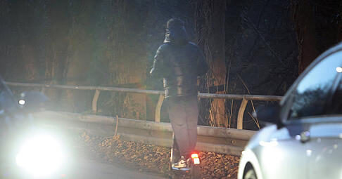 Riskante Fahrman&ouml;ver: Ein junger Mann bef&auml;hrt mit dunkler Kleidung und bei laufendem Verkehr zur Abendstunde eine enge Stra&szlig;e. (Symbolbild)
