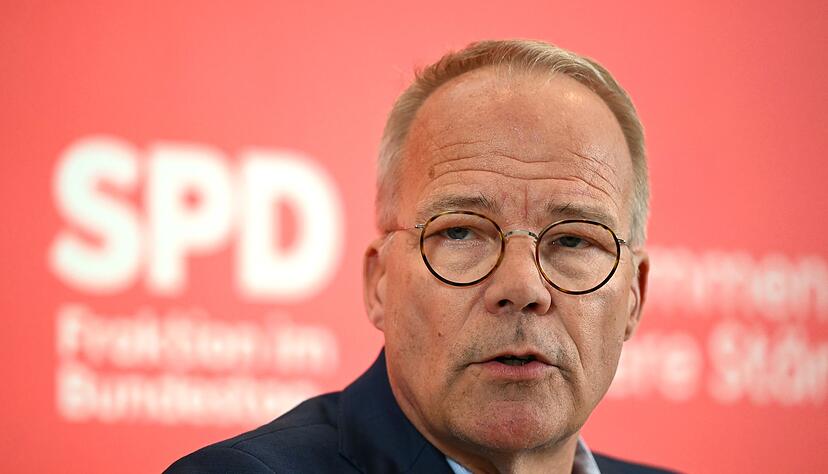 Die schwarz-rote Bundesregierung hat es bisher vermieden, sich eindeutig zur Völkerrechtsfrage zu positionieren. Die schwarz-rote Bundesregierung hat es bisher vermieden, sich eindeutig zur Völkerrechtsfrage zu positionieren.