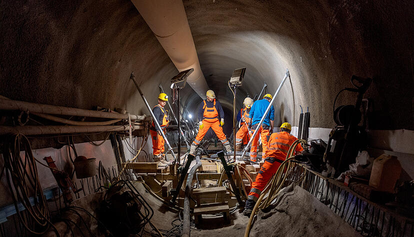 Arbeiten im und am Fluchtstollen: Mit einem Schlauch wird der Beton an Ort und Stelle gebracht.