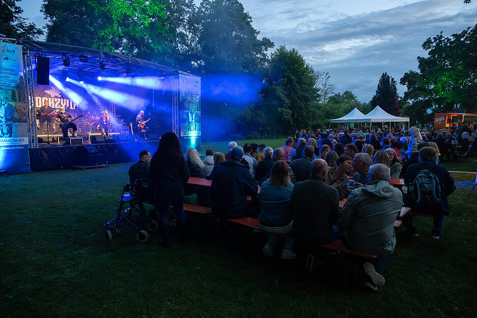 Das Parkfest im Kurpark Bad Rappenau begeistert mit Lichtkunst, Musik und Gemeinschaftsgef&uuml;hl.