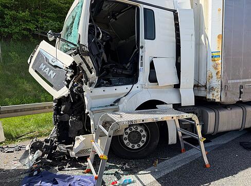 Ein Auffahrunfall zwischen zwei Lastwagen auf der A6 sorgt f&uuml;r gesperrte Fahrstreifen und erhebliche Verkehrsbehinderungen.