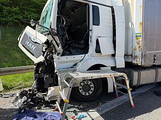 Ein Auffahrunfall zwischen zwei Lastwagen auf der A6 sorgt f&uuml;r gesperrte Fahrstreifen und erhebliche Verkehrsbehinderungen.