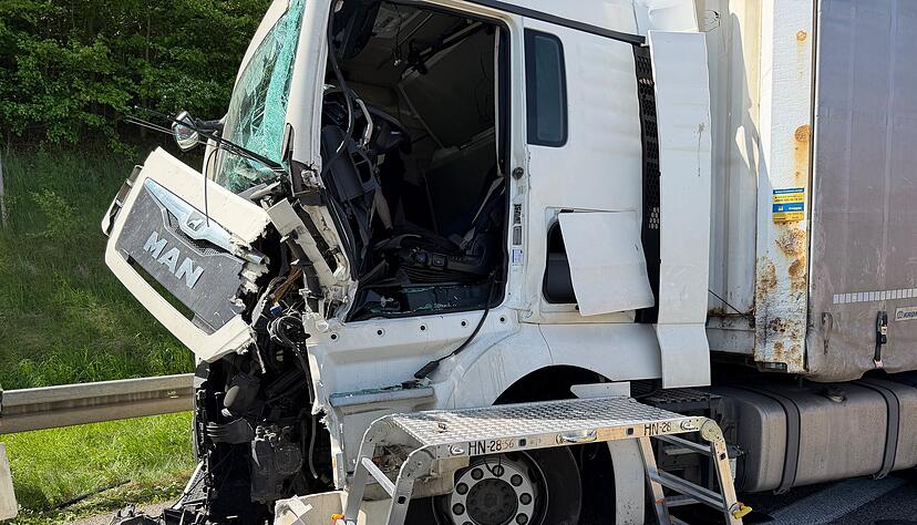 Ein Auffahrunfall zwischen zwei Lastwagen auf der A6 sorgt f&uuml;r gesperrte Fahrstreifen und erhebliche Verkehrsbehinderungen.