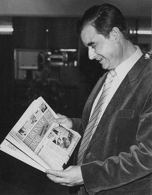 März 1990: Hans-Jürgen Link, der Verwaltungsleiter des Frankfurter Bezirkskrankenhauses, bei der Lektüre eines Frankfurt-Sonderdrucks der Heilbronner Stimme.