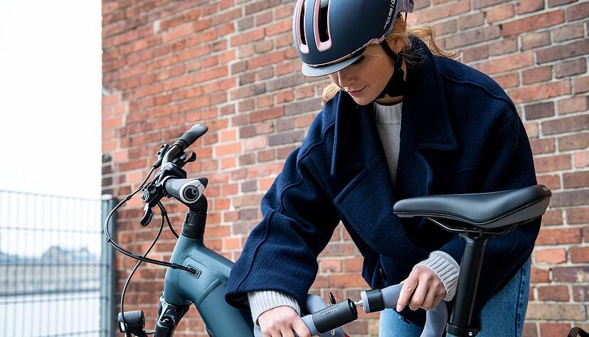 Kurz mal abschließen, lange Freude behalten: Mit einem massiven Bügel- oder Kettenschloss das Fahrrad immer am Rahmen an etwas Festem sichern – nicht nur am Rad. Kurz mal abschließen, lange Freude behalten: Mit einem massiven Bügel- oder Kettenschloss das Fahrrad immer am Rahmen an etwas Festem sichern – nicht nur am Rad.