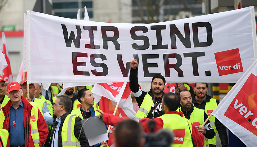 ARCHIV - 10.04.2018, Hessen, Frankfurt/Main: Flughafen-Mitarbeiter sind auf dem Weg zu einer Kundgebung am Frankfurter Flughafen. Für das Sicherheitspersonal an den deutschen Flughäfen gibt es eine Tarifeinigung. Das teilte eine Sprecherin der Gewerkschaft Verdi nach langen Gesprächen mit der Arbeitgeberseite am frühen Donnerstagmorgen den 24.01.2019 mit. Damit drohen an den Flughäfen keine Warnstreiks mehr. Foto: Arne Dedert/dpa +++ dpa-Bildfunk +++ | Verwendung weltweit