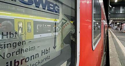 An einem Bahngleis am Stuttgarter Hauptbahnhof steht ein von SWEG betriebener Zug, der zwischen Stuttgart und Heilbronn verkehrt.