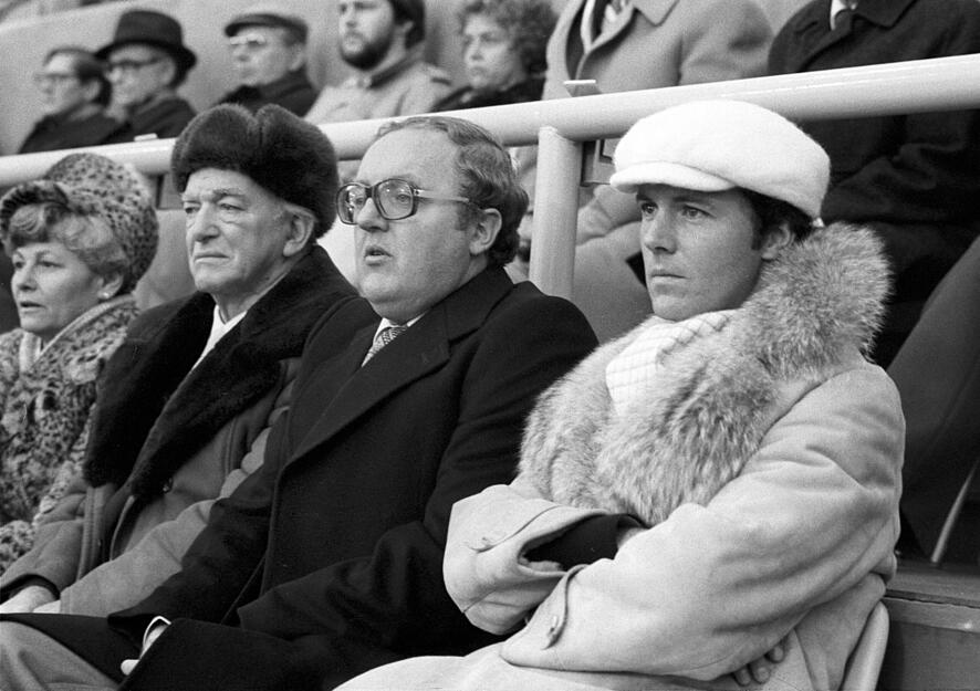 Bayern Münchens Franz Beckenbauer (r) sitzt auf der Tribüne neben dem damaligen 1860-Präsident Erich Riedl.