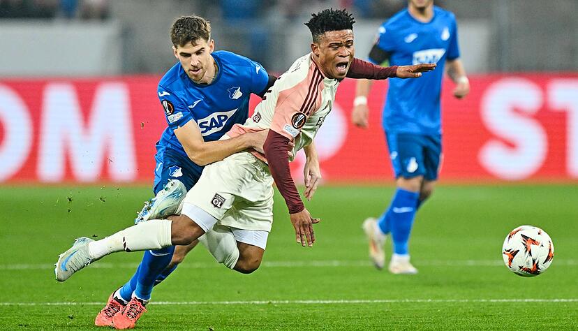 Im November noch Gegner, nun Mitspieler: Hoffenheims Anton Stach (links) im Duell mit Stürmer Gift Orban, den die TSG aus Lyon geholt hat. Im November noch Gegner, nun Mitspieler: Hoffenheims Anton Stach (links) im Duell mit Stürmer Gift Orban, den die TSG aus Lyon geholt hat.