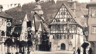 Hakenkreuzbeflaggung in Künzelsau 1933: Einen Tag nach dem SA-Terror feierten die Nazis vor dem Rathaus den Tag von Potsdam.Foto: Stadtarchiv Künzelsau