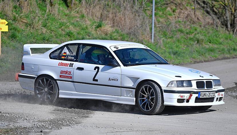 Fahrer Jörg Dörre und sein Co-Pilot Robin Zaiß haben nach einem Jahr ihren BMW M3 E36 entmottet und wollen damit gleich wieder in der Spitzengruppe mitmischen. Fahrer Jörg Dörre und sein Co-Pilot Robin Zaiß haben nach einem Jahr ihren BMW M3 E36 entmottet und wollen damit gleich wieder in der Spitzengruppe mitmischen.