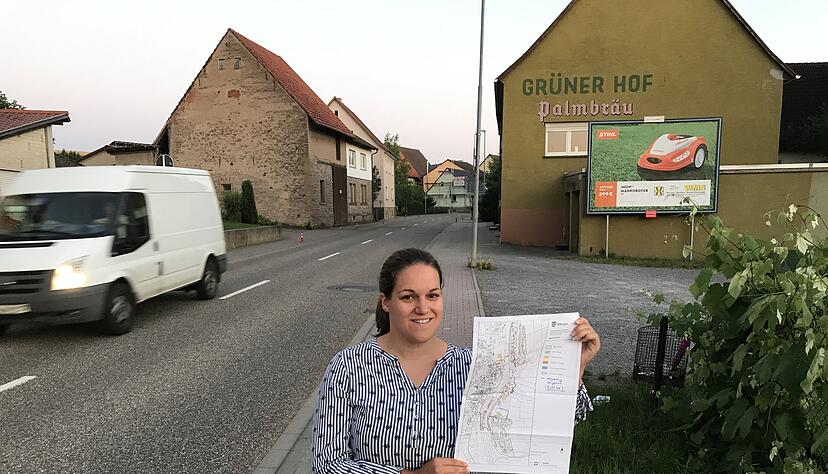 Corinna Götz vom Büro Reschl Stadtentwicklung zeigt in der Grüner-Hof-Straße die Karte mit den kategorisierten Häusern. Diese hatte sie zuvor von außen in Augenschein genommen, um den baulichen Erhaltungszustand abzuschätzen.
Foto: Jörg Kühl