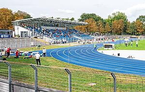 Zwar gibt es im Frankenstadion immer noch kein Flutlicht, dafür aber eine hübsche blaue Laufbahn.