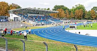 Zwar gibt es im Frankenstadion immer noch kein Flutlicht, dafür aber eine hübsche blaue Laufbahn.