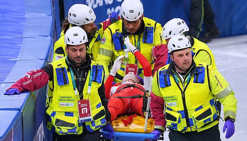 Kamila Sellier musste mit einer Trage abtransportiert werden. Kamila Sellier musste mit einer Trage abtransportiert werden.
