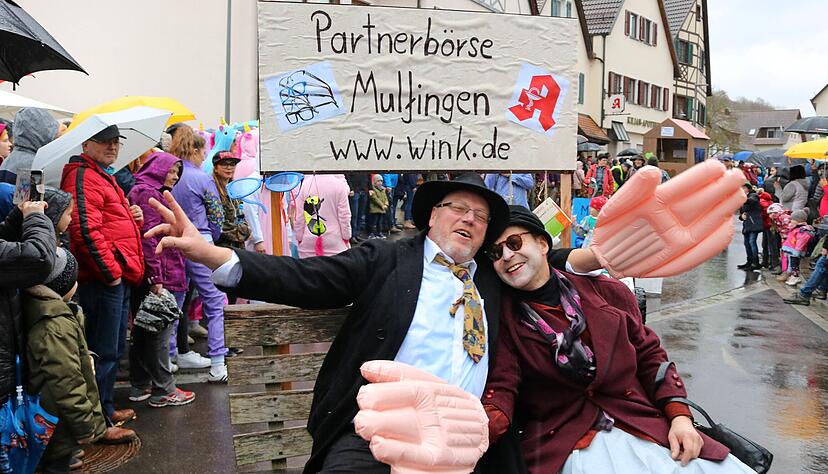 Schwer verliebt: Josef Beez (rechts), Vorsitzender des Tauben- und Gefl&uuml;gelvereins Mulfingen, und Gerhard Ewald zelebrieren ihre Zuneigung in aller &Ouml;ffentlichkeit.