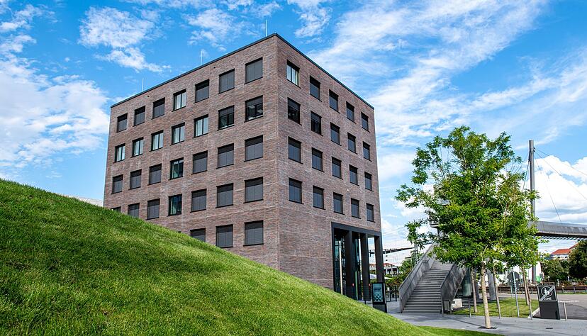 Unter anderem dieses Gebäude auf dem Heilbronner Bildungscampus wurde von Duda Bau mit Klinker verkleidet. Unter anderem dieses Gebäude auf dem Heilbronner Bildungscampus wurde von Duda Bau mit Klinker verkleidet.