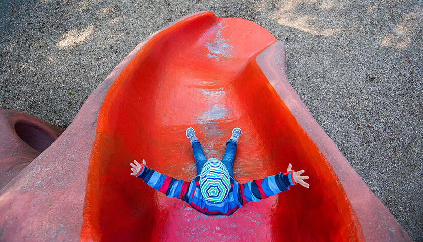 Kian (6) rutscht auf einem kurz zuvor wieder freigegebenen Spielplatz. Die wegen der Corona-Pandemie geschlossenen Spielpl&auml;tze werden am 06.05.2020 zu Freude vieler Kinder wieder freigegeben. +++ dpa-Bildfunk +++