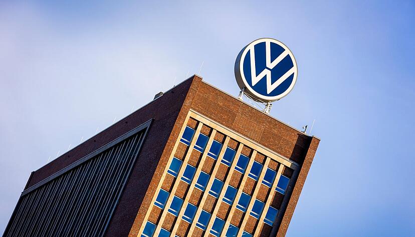 Das Markenhochhaus im Volkswagen Stammwerk in Wolfsburg. Der Autobauer hat sich nach monatelangem Ringen mit dem Betriebsrat auf Eckpunkte eines milliardenschweren Sparprogramms geeinigt. Das Markenhochhaus im Volkswagen Stammwerk in Wolfsburg. Der Autobauer hat sich nach monatelangem Ringen mit dem Betriebsrat auf Eckpunkte eines milliardenschweren Sparprogramms geeinigt.