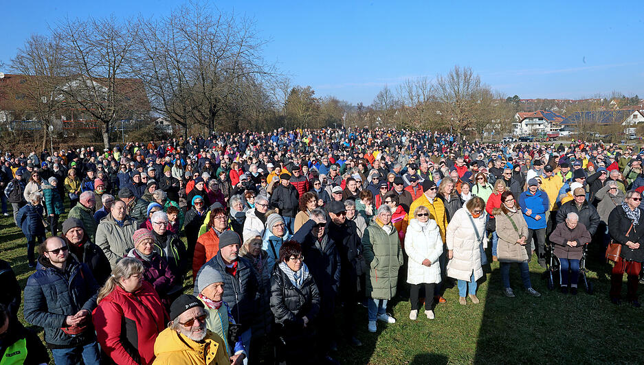 Die Kassen&auml;rztliche Vereinigung schlie&szlig;t 18 &auml;rztliche Bereitschaftspraxen im Land. Auch der Standort der Notfallpraxis in Brackenheim ist davon betroffen. Zahlreiche Menschen haben deshalb im Brackenheimer Wiesental neben dem B&uuml;rgerzentrum demonstriert.