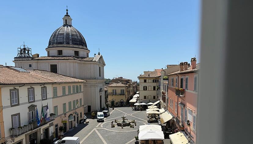 Auf dem Platz vor dem Apostolischen Palast sind nur wenige Leute unterwegs. Auf dem Platz vor dem Apostolischen Palast sind nur wenige Leute unterwegs.