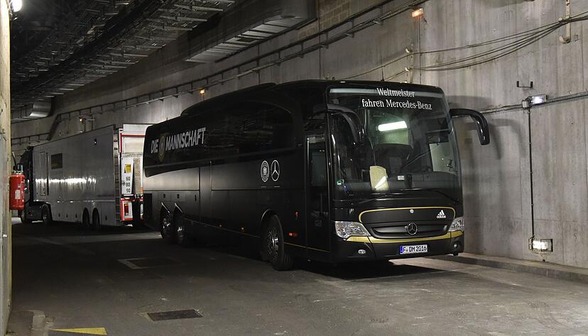 Der deutsche Mannschaftsbus blieb nach den Anschlägen in Paris lange in den Katakomben des Stade de France (Archivbild). Der deutsche Mannschaftsbus blieb nach den Anschlägen in Paris lange in den Katakomben des Stade de France (Archivbild).