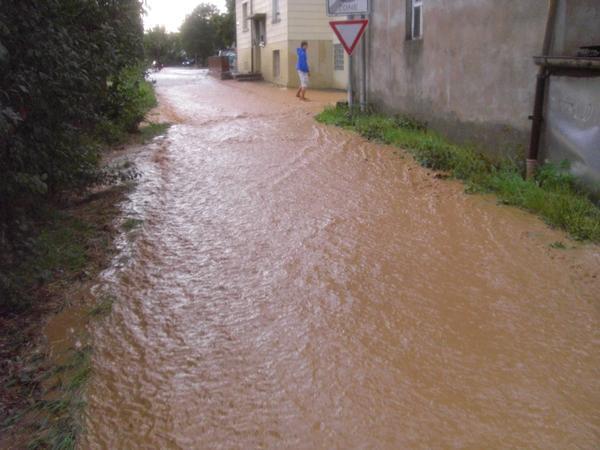 Überflutete Straße in Abstatt.