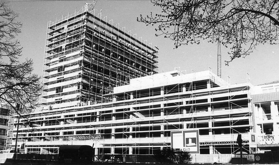 Stockwerk für Stockwerk wächst das Geschäftshaus in die Höhe. Aufnahme von 1971.