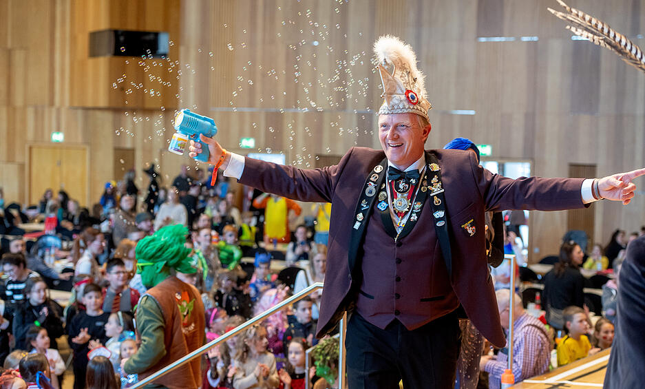 Schon beim Einmarsch mit Pr&auml;sident Uwe Bindereif, dem Prinzenpaar Janette von den lustigen Weinfeen und Thomas von Feuer und Flamme sowie der K&uuml;ken- und Juniorengarde war die Stimmung pr&auml;chtig.