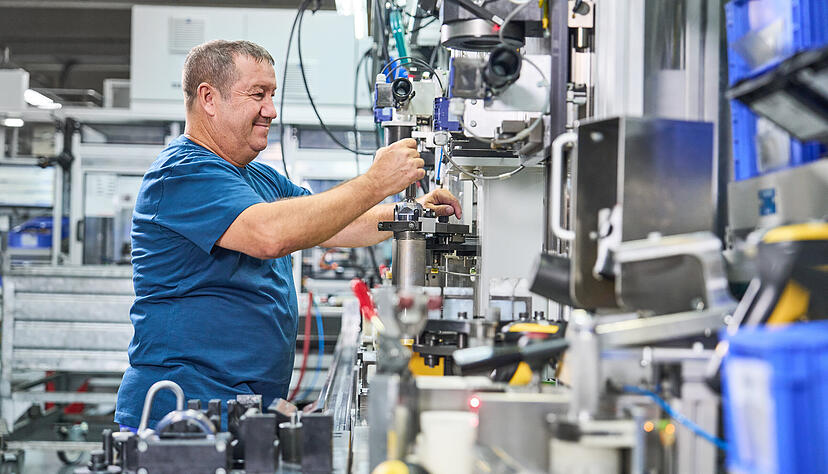 Bei Weber-Hydraulik entwickeln und produzieren die Mitarbeiter vor allem hydraulische Systeml&ouml;sungen f&uuml;r Lkws und Busse.