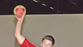 Setzt sich durch: Patrick Hecker (Mitte) vom TB Richen.Foto: Klaus Krüger Setzt sich durch: Patrick Hecker (Mitte) vom TB Richen.Foto: Klaus Krüger