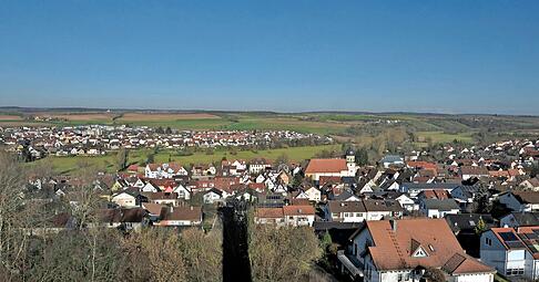 Grundschule, Hallenbad und Fluggel&auml;nde: Oedheim liegt idyllisch und hat einiges zu bieten. Die Nachfrage nach Baupl&auml;tzen ist gro&szlig;.
Fotos: Dennis Mugler