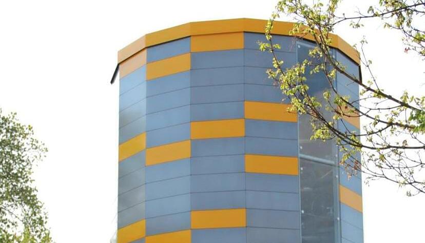 Das Parkhaus der Firma Wöhr in Rutesheim ist mit 11, 8 Metern ein Farbtupfer im Stadtbild. In Heilbronn könnte der Turm auch eine Glasfassade erhalten. In jedem Fall werden Nutzer ihre Fahrräder einfach einhängen können, vollautomatisch gehen sie dann ihren Weg. Foto: privat Das Parkhaus der Firma Wöhr in Rutesheim ist mit 11, 8 Metern ein Farbtupfer im Stadtbild. In Heilbronn könnte der Turm auch eine Glasfassade erhalten. In jedem Fall werden Nutzer ihre Fahrräder einfach einhängen können, vollautomatisch gehen sie dann ihren Weg. Foto: privat