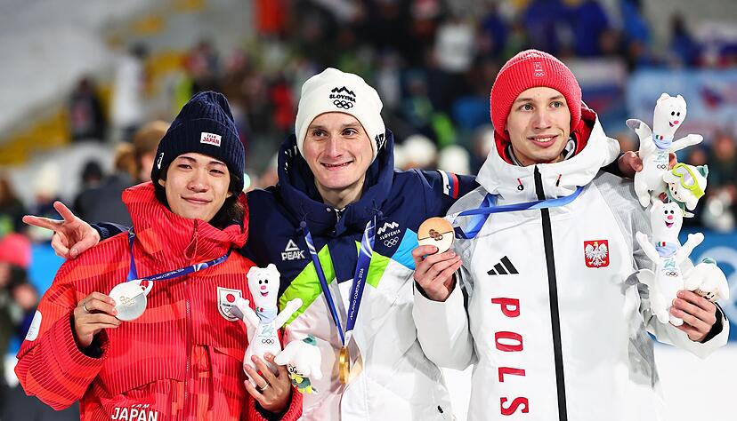 Domen Prevc (M) ist nun auch Einzel-Olympiasieger.