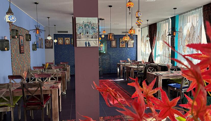 Der Gastraum im Restaurant &bdquo;Diar&ldquo; in Heilbronn: Bunte Dekoration und neue Einrichtung pr&auml;gen das Bild seit der Er&ouml;ffnung im November 2025.