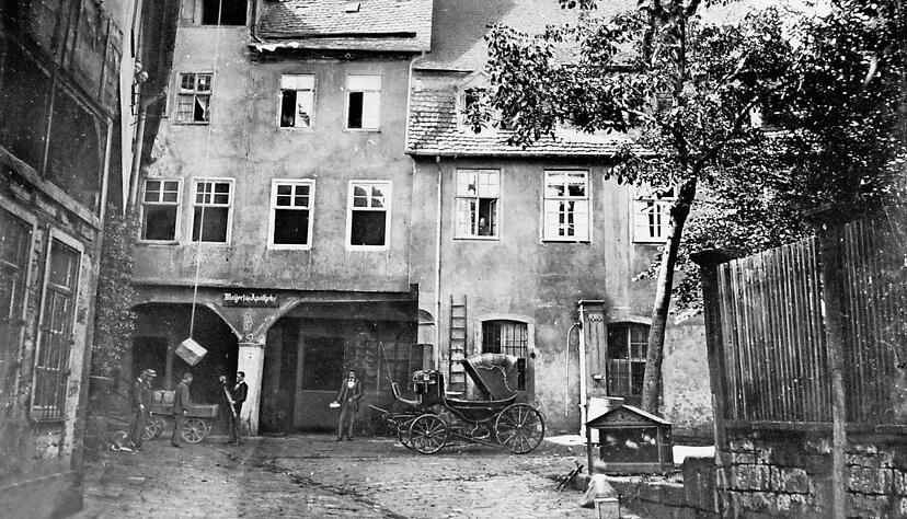 In diesem Hinterhof wuchs Heilbronns größter Sohn auf. Vater Christian Jakob Mayer betrieb an der Rosengasse eine Apotheke. Mitte des 19. Jahrhunderts wurde das Haus im Zuge der Altstadtsanierung abgerissen. Fotos: Stadtarchiv Heilbronn
