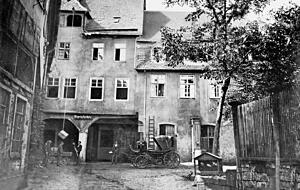 In diesem Hinterhof wuchs Heilbronns größter Sohn auf. Vater Christian Jakob Mayer betrieb an der Rosengasse eine Apotheke. Mitte des 19. Jahrhunderts wurde das Haus im Zuge der Altstadtsanierung abgerissen. Fotos: Stadtarchiv Heilbronn
