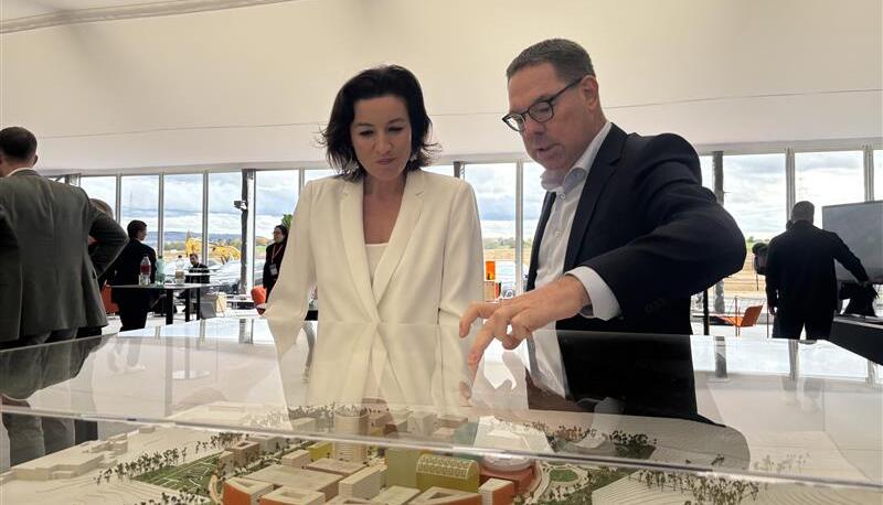 CSU-Ministerin Dorothee Bär und Gerd Chrzanowski, CEO der Schwarz-Gruppe, vor dem Ipai-Spatenstich in Heilbronn. CSU-Ministerin Dorothee Bär und Gerd Chrzanowski, CEO der Schwarz-Gruppe, vor dem Ipai-Spatenstich in Heilbronn.