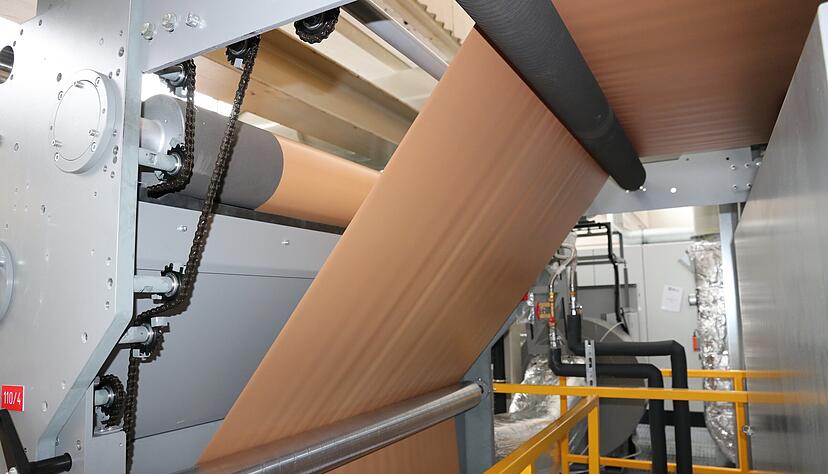 Die neue Tiefdruckmaschine im Werk Wei&szlig;bach kann nach ihrem Hochlauf mehr als 75.000 Quadratmeter Oberfl&auml;chenfolie pro Tag drucken.