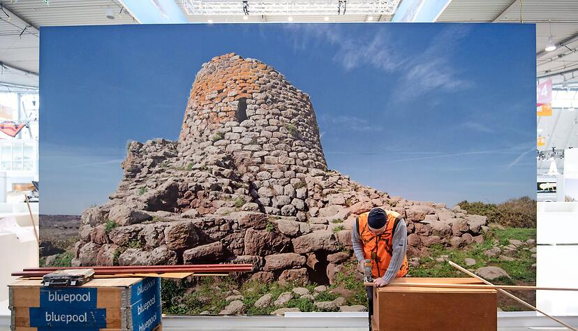 Noch wird an manchen St&auml;nden gewerkelt. Doch am Wochenende &ouml;ffnet die gro&szlig;e Reisemesse CMT in den Hallen der Messe Stuttgart.
Foto: dpa
