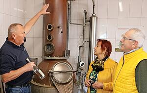 Matte Konturen, unscheinbare Form: Klaus Meißner zeigt den Öhringern Dorit Pfaller und Roland Oechsle seine ganz bodenständige Brennanlage, die schon einige Jahrzehnte auf dem Buckel hat. Matte Konturen, unscheinbare Form: Klaus Meißner zeigt den Öhringern Dorit Pfaller und Roland Oechsle seine ganz bodenständige Brennanlage, die schon einige Jahrzehnte auf dem Buckel hat.
