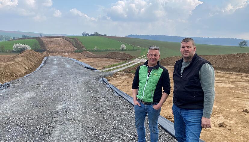 Die Landwirte Markus Kratzmüller (von links) und Matthias Belz aus Stein am Kocher fühlen sich von Transnet BW falsch informiert. Die Arbeiten auf ihren Feldern laufen nicht, wie sie es sich vorgestellt hatten.